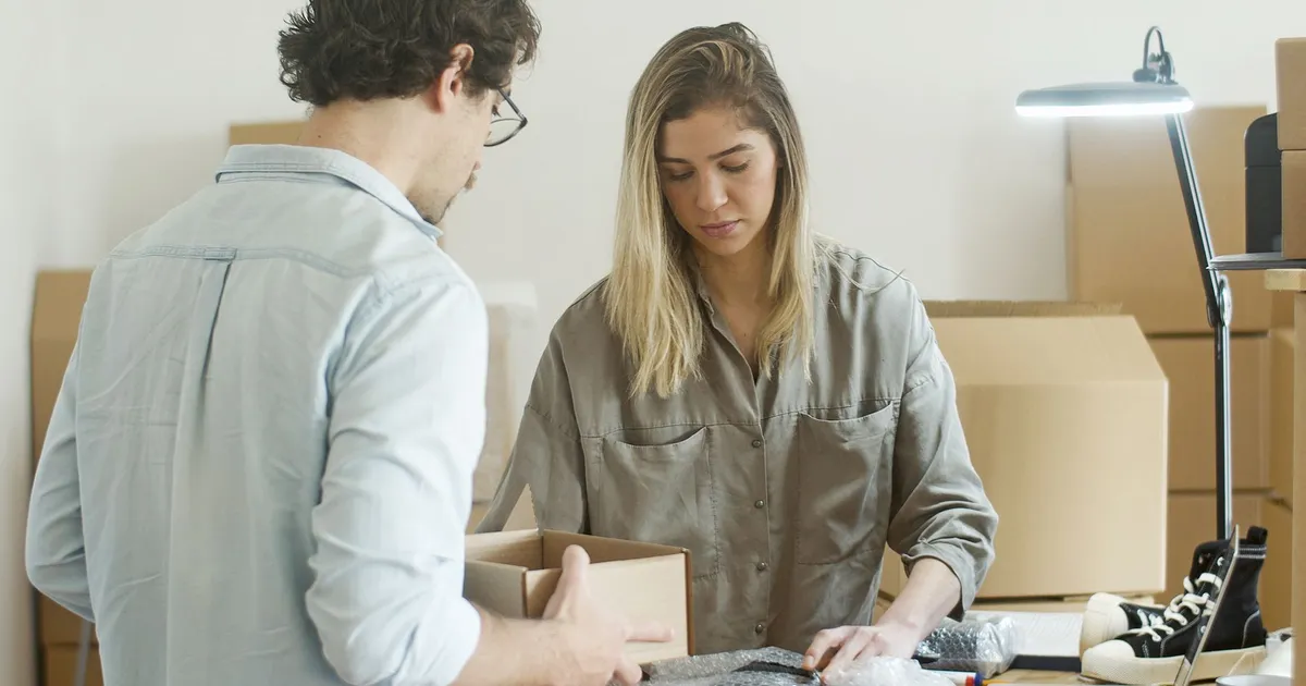 Vendedor preparando produtos para envio pelo Mercado Livre - HotMoney
