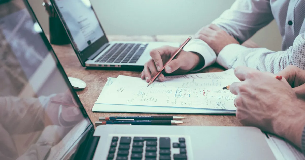Empreendedor formalizando MEI no notebook com documentos e certificado digital - HotMoney